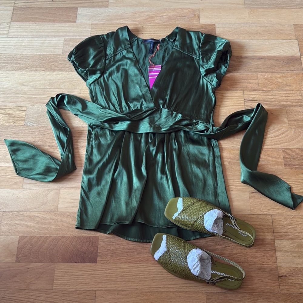 BCBGMaxAzria Forest Green Silk Blouse📍FIRM📍 - Picture 10 of 16